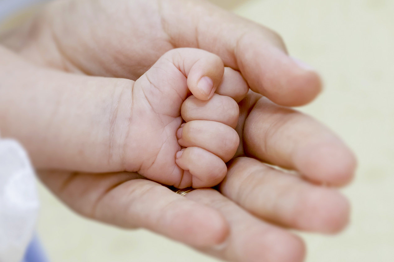 mana mama si copil la sedinta foto botez. fotograf botez